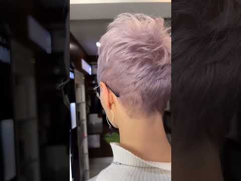 Видео: Стрижка Пикси с окрашиванием в пудровый блонд в лиловой гамме 