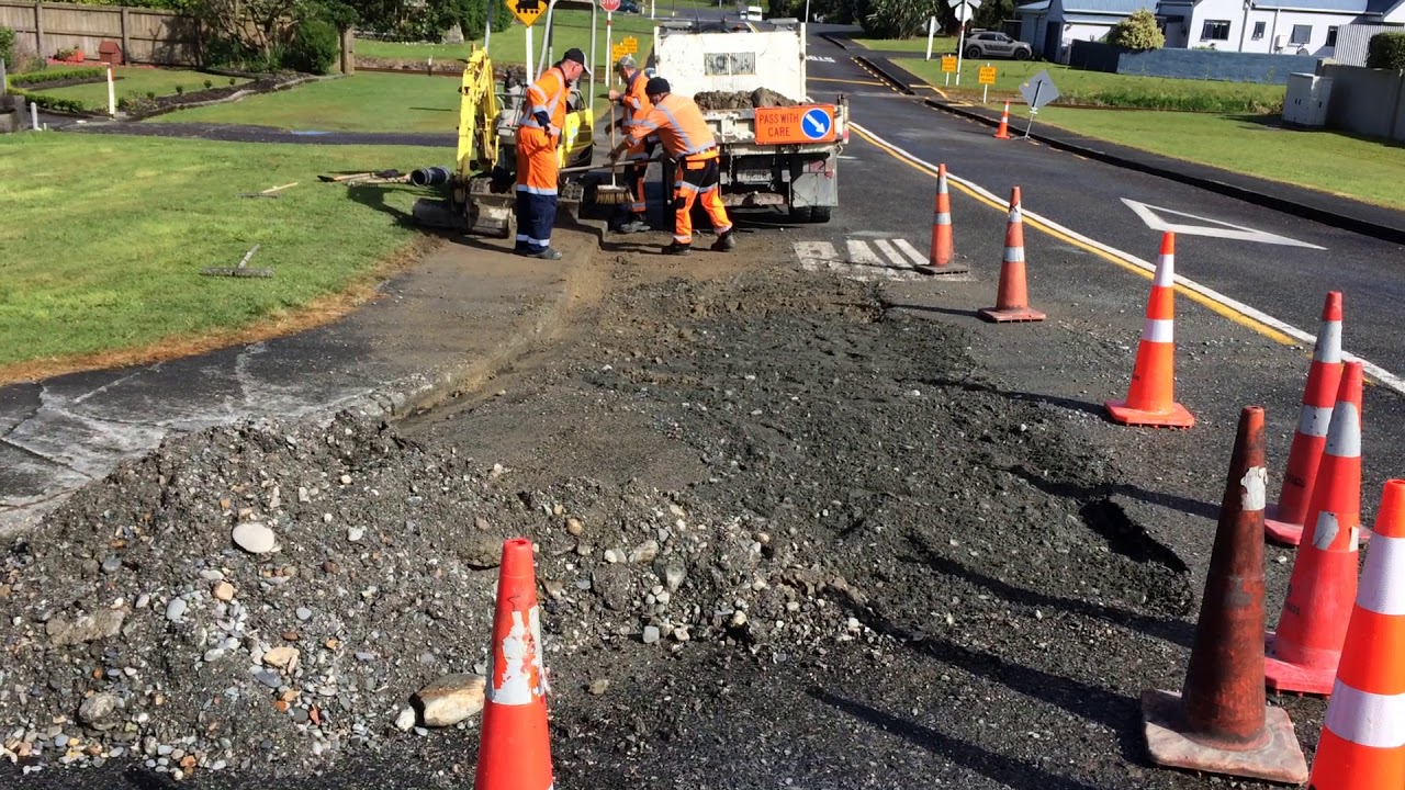 Water main breaks on Tudor Street Hokitika 06-11-2017