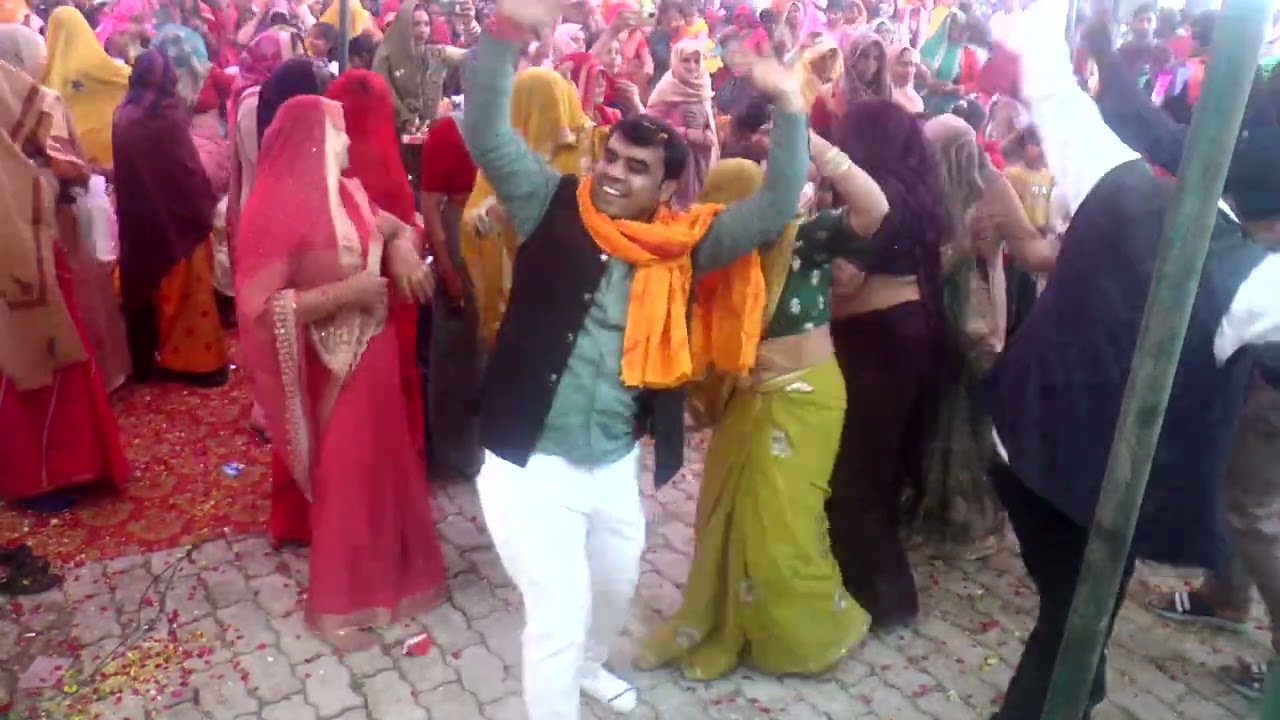 पृधान जी ने 👍अपनी पत्नी के साथ किया छल्लेदार डांस ललना छवि दार भयों रे 👌 पीपल आश्रम तिरकारा सैफई 👍🙏