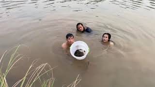 สารคดี ลิงเล่นน้ำ !!! ยายแหลมโดนครูเอ แซว ขณะลงอาบน้ำ แม่น้ำติดข้างเวที !!บ.พระซอง นาแก นครพนม