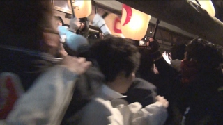 男たちがぶつかり合い 奇祭、ヤーヤ祭り