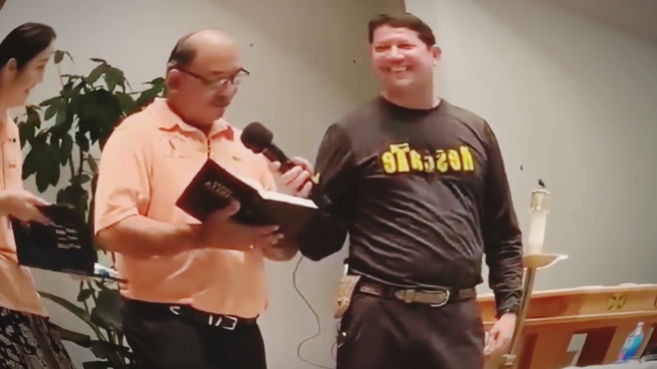 La Madre del Rey se sienta a su derecha, Padre Luis Toro