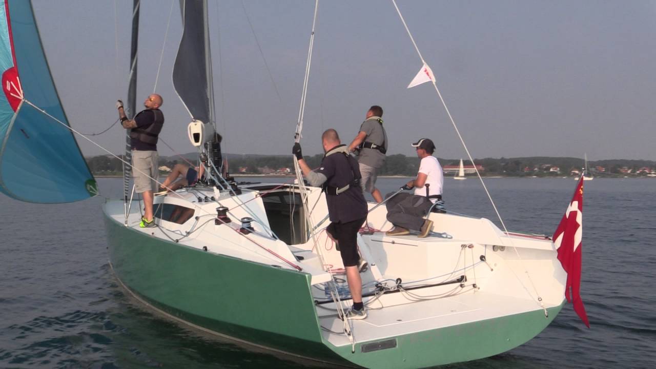 Sådan sejler 3600 kilo lette Frost 38 - minbaad.dk test