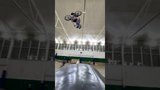 ОЧЕНЬ ВЫСОКО НАУЧИЛСЯ делать трюки. Тёма Гарагуля на тренировке по BMX #bmx #рекомендации #bmxшкола