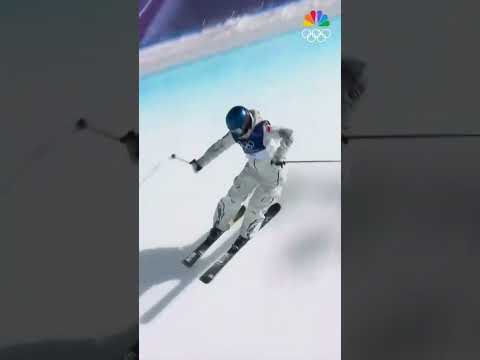 Eileen Gu jumped into first place with a 94.00 on her second halfpipe run. ❄️⛷️