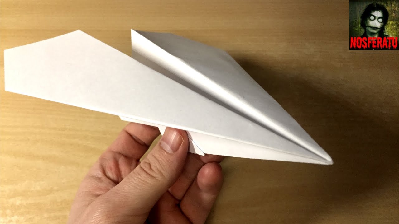 Самолет бумажный я думал королева теперь. Самолётик из бумаги картинка. А4 пополам. Бумажный самолетик на асфальте.