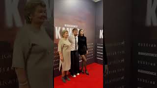 Похудевший и помолодевший Александр Петров с супругой появился на премьере сериала «Камбэк».