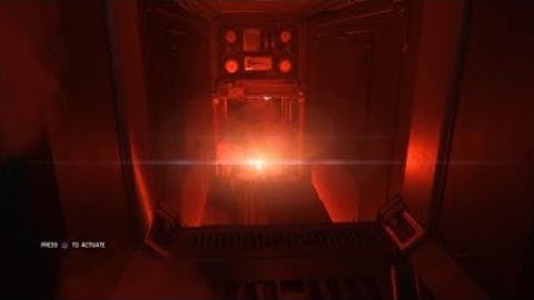 Alien: Isolation™ Trolling Xenomorph With Flares in Vent