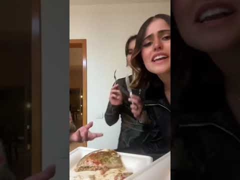 Influencers mexicanas prueban por primera vez las gorditas de chicharrón