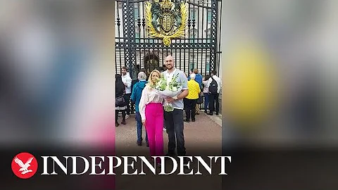 Tyson Fury pays respects to the Queen by laying fl...