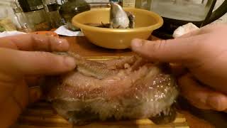 Как быстро почистить селёдку от костей для ШУБЫ//How to quickly peel a herring from the bones