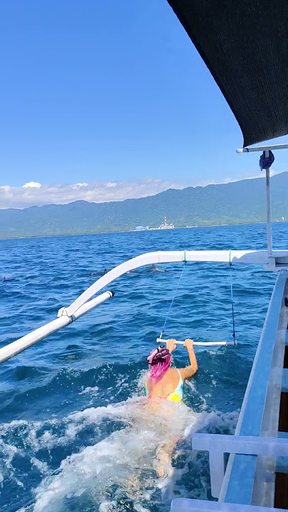Cewek bule penasaran dengan lumba lumba pantai lovina #snorkling #pantailovina #dolphin #beach