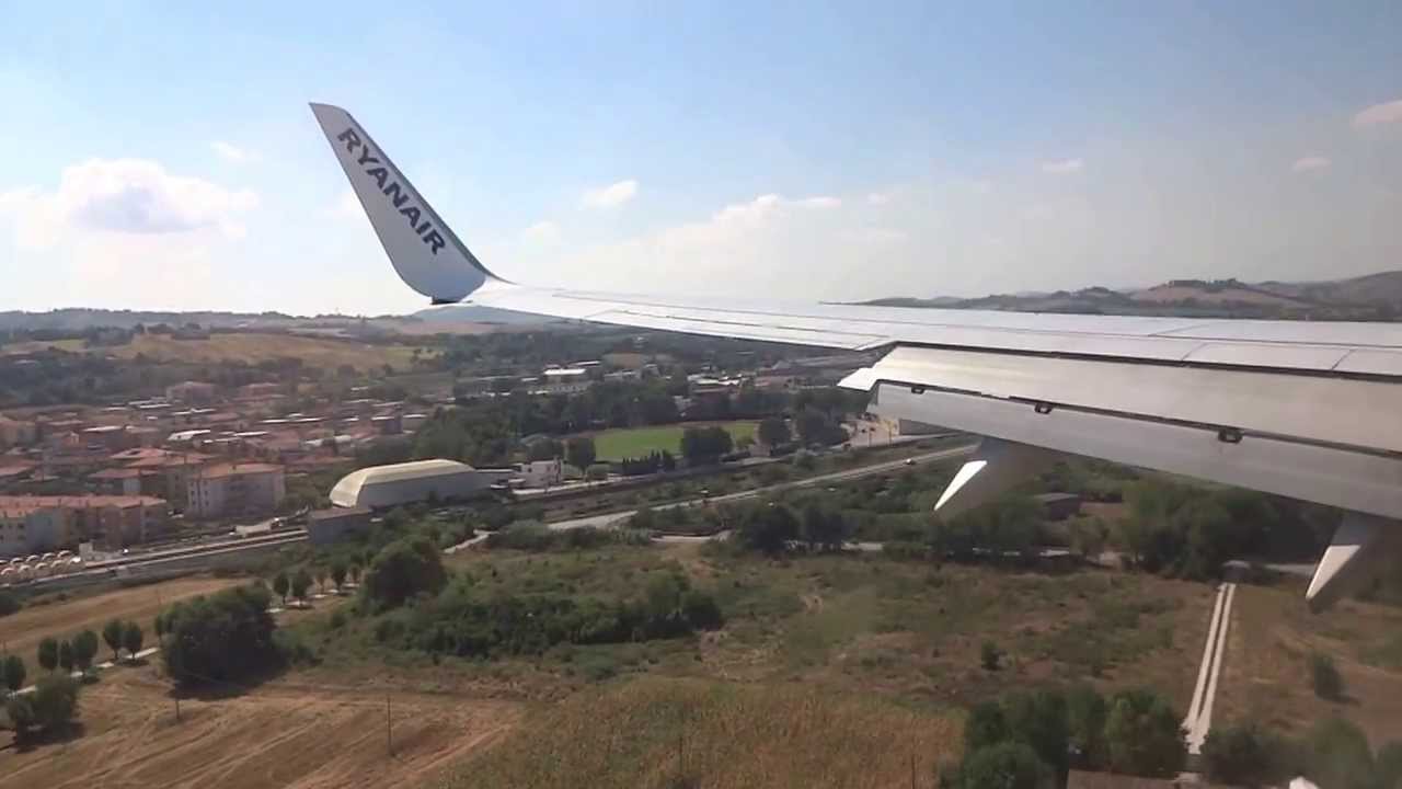dietro casa sounds like Atterraggio aereo RYANAIR all'aereoporto di Falconara-Ancona