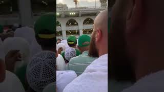 رجل يصرخ وينذر اهل العالم لخروج الامام المهدي عج بين الحجاج داخل الحرم المكي بيت الله