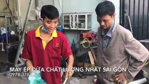 KHÁCH HÀNG THỬ NGHIỆM THỰC TẾ NẠO DỪA TẠI XƯỞNG SẢN XUẤT MÁY ÉP NƯỚC CỐT DỪA HOÀNG GIA