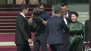 Конный кортеж и этно-воины: Как Садыр Жапаров встретил в Бишкеке президента Монголии