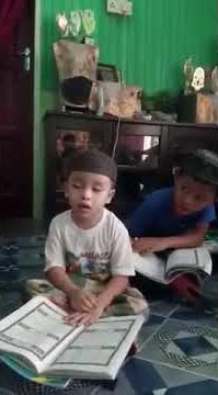 Lucu banget Bocah ini Ngaji Baca Alquran ngantuk Al Qur'an ditendang ..