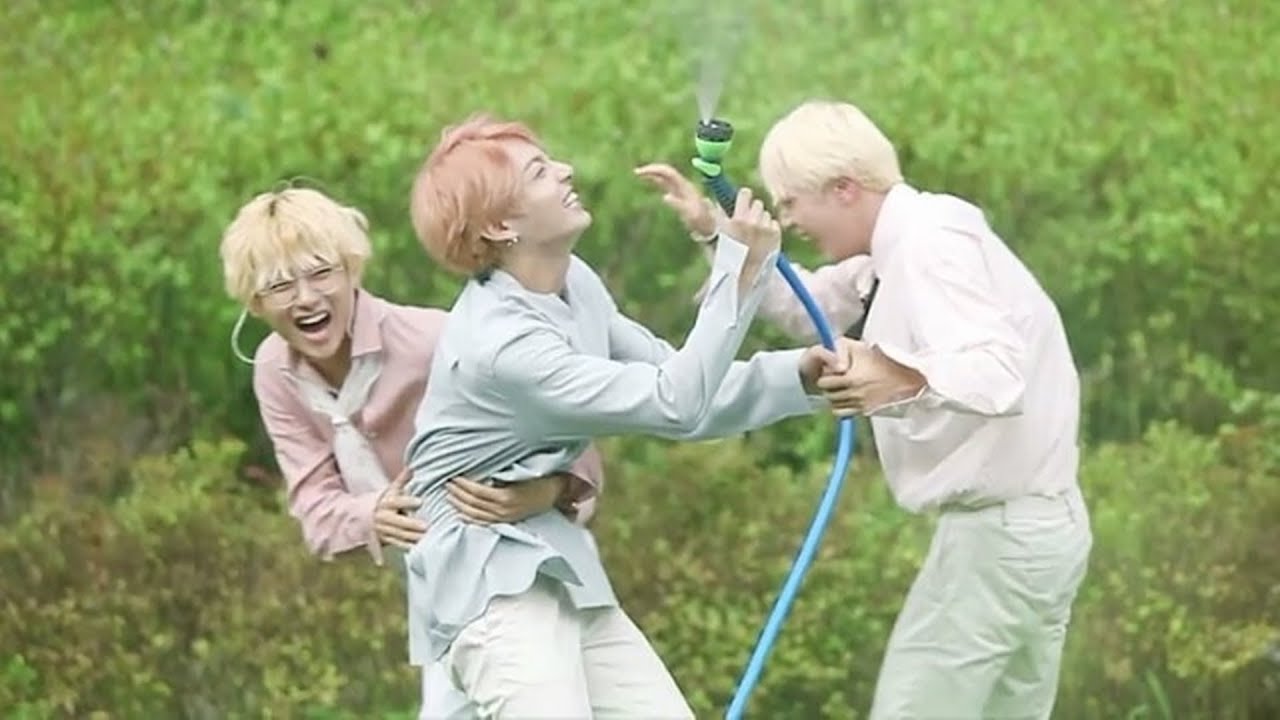 How JUNGKOOK (정국 BTS) teases the his hyungs