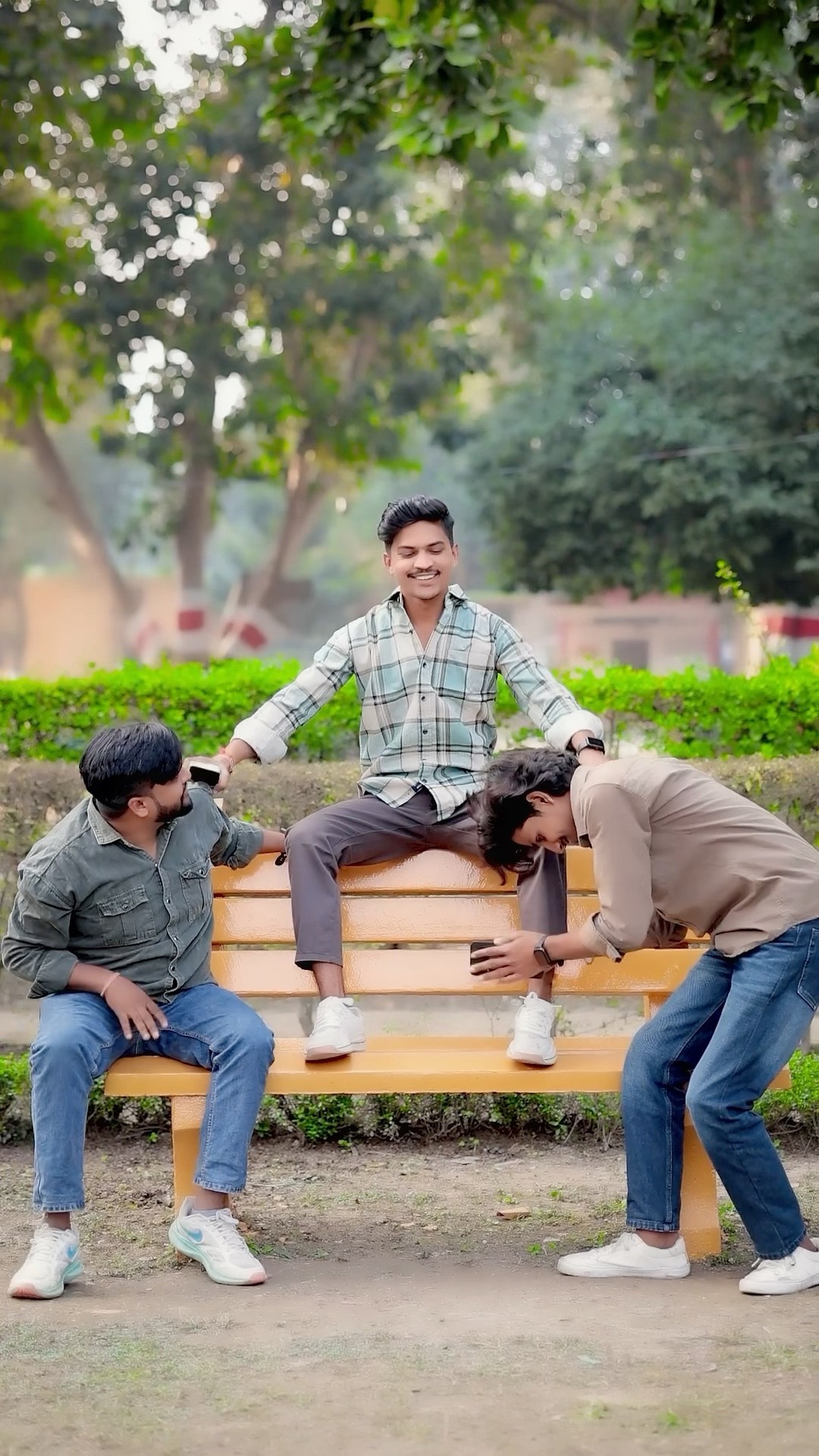 Hum Teeno se jyda Kon Ameer hai