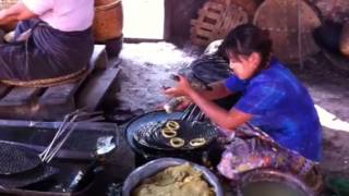Fremstilling af soya-chips i Kaung Daing, Inle Lake, Burma / Myanmar