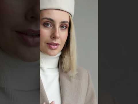 Женское актуальное длинное приталенное светлое пальто с широким плечом, видео 1