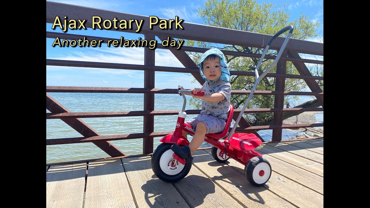 2 year old Ethan hanging out at Ajax Rotary Park 夏天就是要玩水