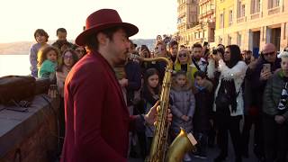 Queen Medley    STREET SAX PERFORMANCE. Daniele Vitale Sax. Парень играет на саксофоне. Resimi