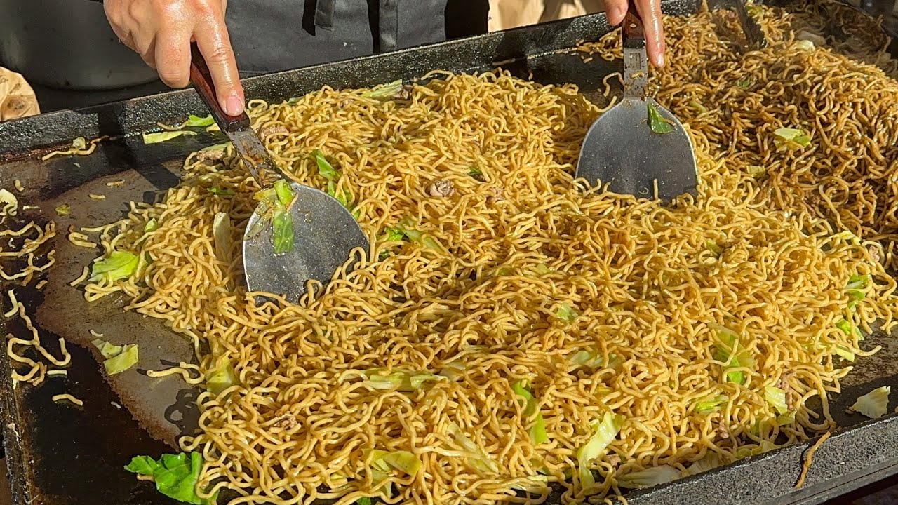 japanese street food - cheap 400¥ yakisoba 安くて美味しい焼きそば