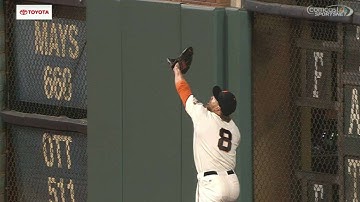 LAD@SF: Pence makes a nice catch on the warning track