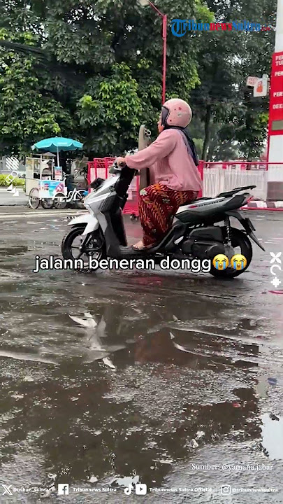 Malah Jadi Tameng! Tingkah Unik Emak-emak usai Isi Bensin di SPBU, Kendarai Motor Tanpa Tutup Jok