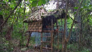 CAMPING BUSHCRAFT HUJAN DERAS, MEMBANGUN SHELTER DARI ANYAMAN BAMBU