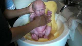Lucas - 2008-12-06 (first bath 1)