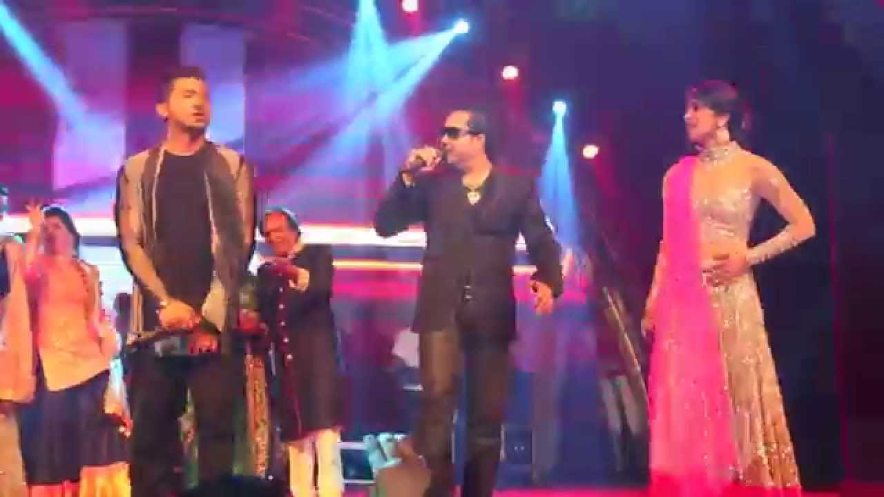 Mika Singh performing with Priyanka Chopra  Yo Yo Honey Singh