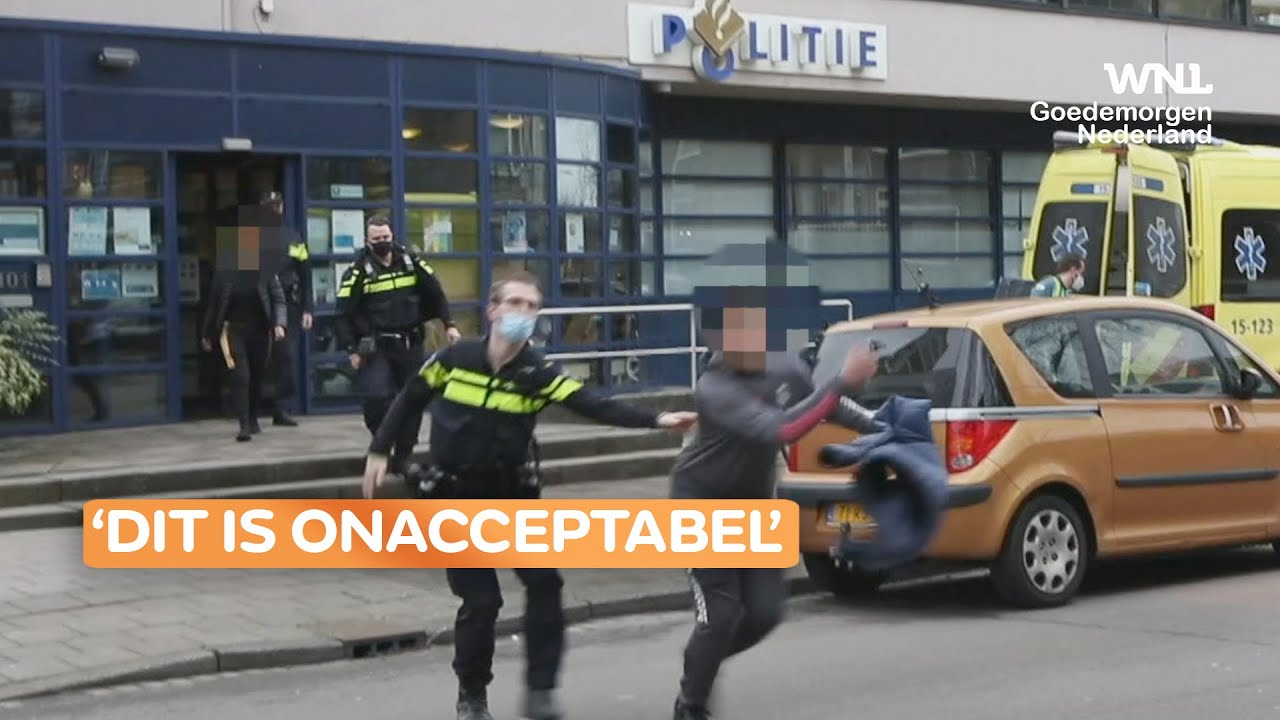 Journalist en agent mishandeld voor politiebureau in Den Haag