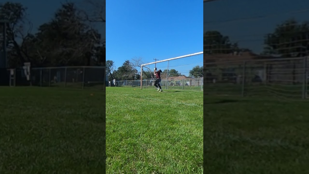 Goalkeeper drill to jump higher #goalkeeper #football #soccer #plyometrics