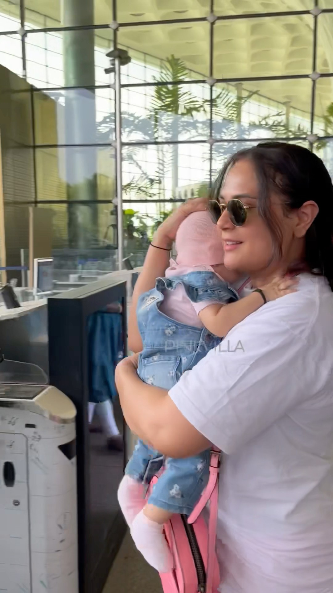 Ali Faizal \u0026 Richa Chadha’s Attempt To Hide Their Daughter’s Face? #shorts #bollywood #baby
