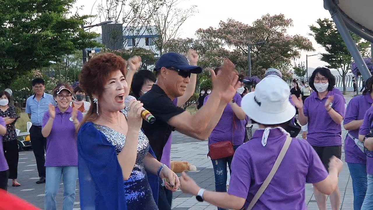 웃으며 살아보세(가수 박선이)