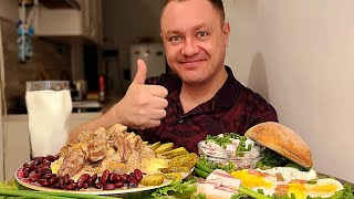 МУКБАНГ. ОБЖОР. МЯСО С ГРИБАМИ ТУШЕНОЕ В СМЕТАНЕ, ПЮРЕХА, ЯИЧНИЦА НА САЛЕ, САЛАТ. АСМР. MUKBANG.