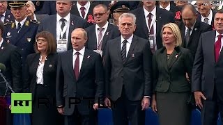 Владимир Путин принимает участие в смотре военного парада в Белграде
