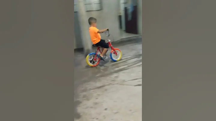 mi hijo es feliz cuando esta llobiendo'
