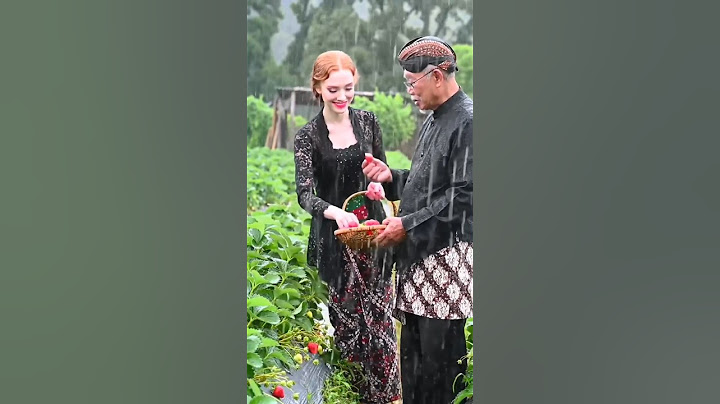 lagi asik penen Strawberry, tiba-tiba hujan deras #beautiful #love