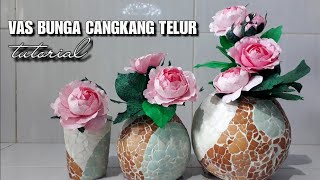 Membuat vase bunga dari cangkang telur.