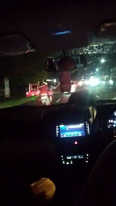 hujan gerimis di wiper... mas varo jalan jalan malam #shorts avanza wiper