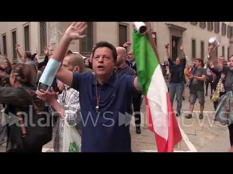 No green pass, tensione durante corteo a Milano: Manifestanti sfondano cordone Polizia