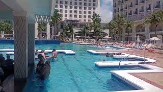 hotel RIU palace ARUBA ( su bar frente a la piscina)