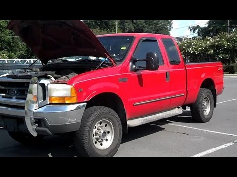 Vídeo: Como você muda uma correia serpentina em um Ford F250?