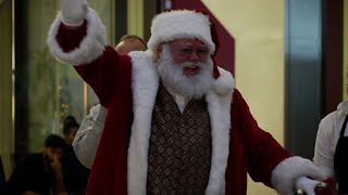 Santa Arrives At The Fox Valley Mall