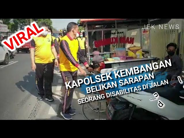 VIRAL!!! Kapolsek Kembangan Belikan Sarapan Seorang Penyandang Disabilitas di jalan raya class=