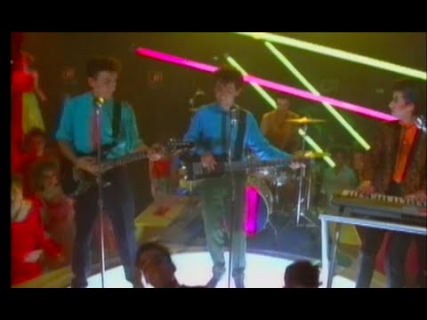 Comateens - Resist Her