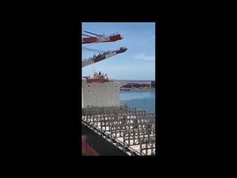 高雄港70號碼頭意外 貨輪撞高港起重機